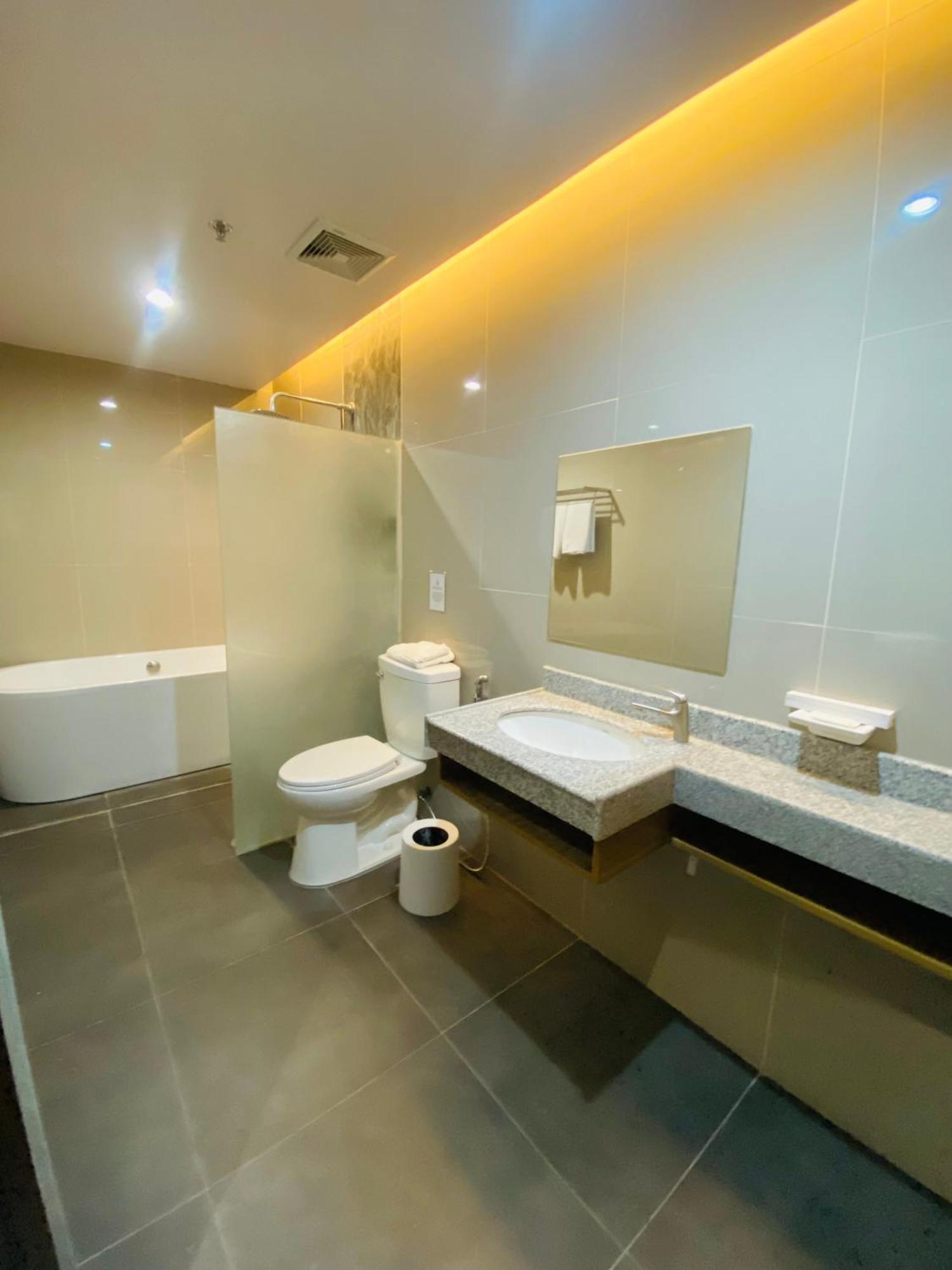 Maxi Hotel And Event Center Tagbilaran Exterior foto
